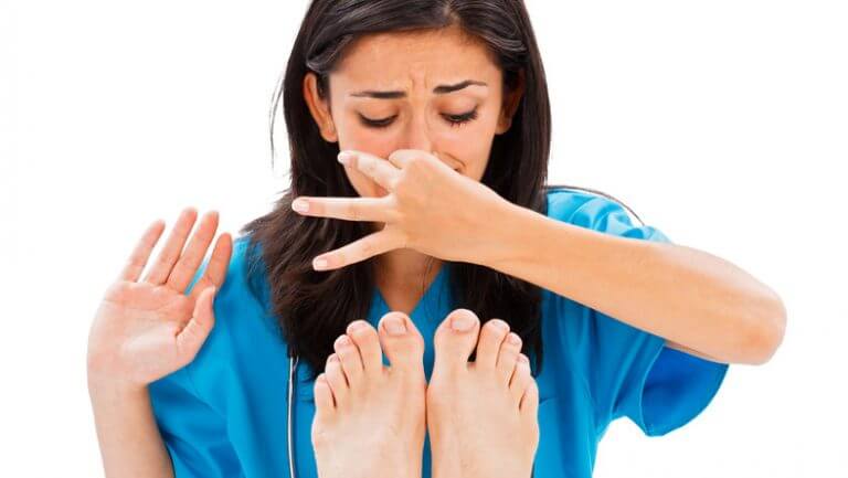 Mẹo Trị Hôi Chân Hiệu Qủa Với Muối Hồng Himalaya 1 nguyen nhan bi hoi chan