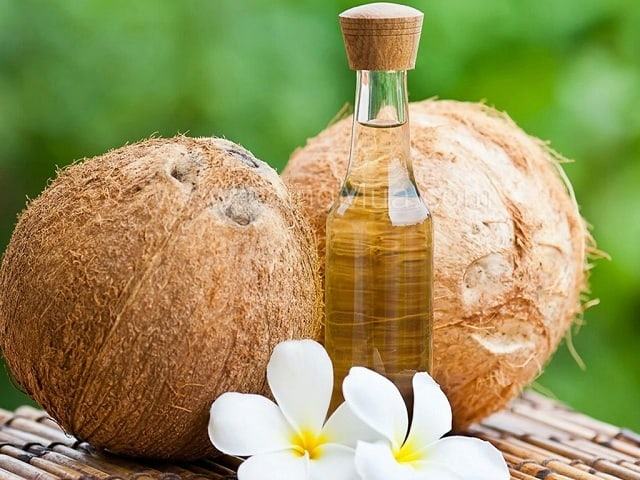 Trộn dầu dừa với bột bắp, thuốc muối, hoặc bất kỳ tinh dầu dừa mà bạn ưa thích, sẽ tạo ra chất khử mùi tự nhiên, không độc hại.