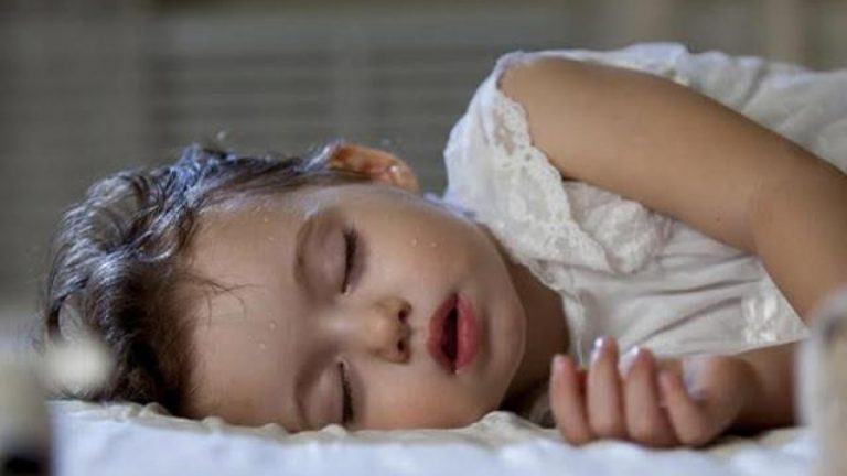 Top 3 Cách Trị Mồ Hôi Đầu Ở Trẻ Em Hiệu Quả Nhất 1 tre em ra mo hoi dau khi ngu benh gi